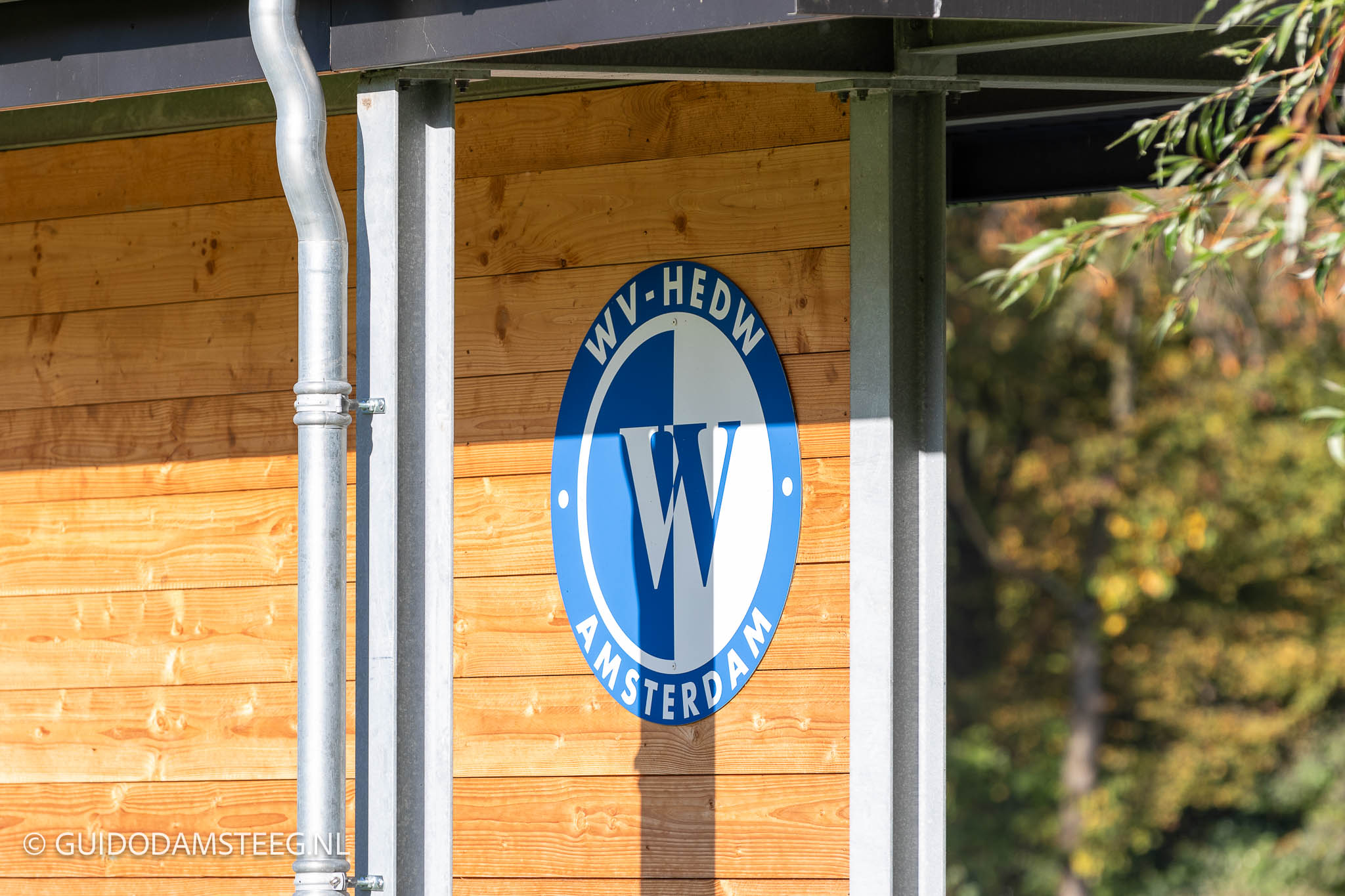 WV-HEDW logo op houten tribune.