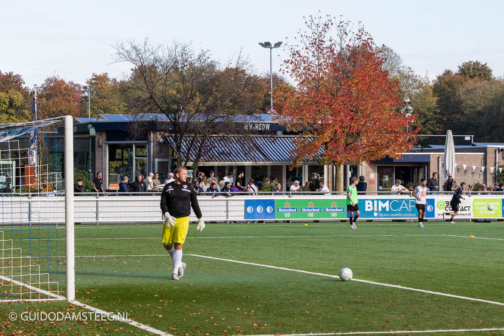 Clubhuis WV-HEDW met supporters en keeper.