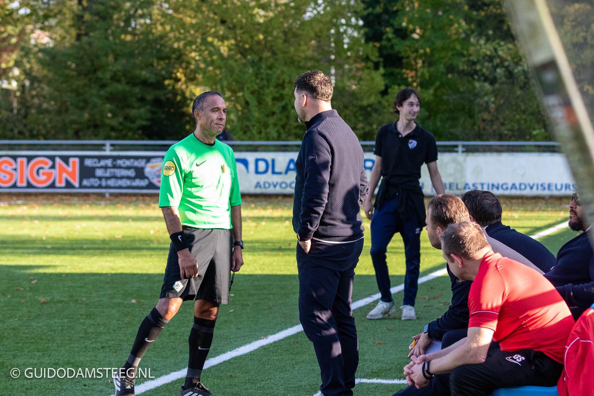 Trainer-coach Kelly Giessen van WV-HEDW in discussie met scheidsrechter.