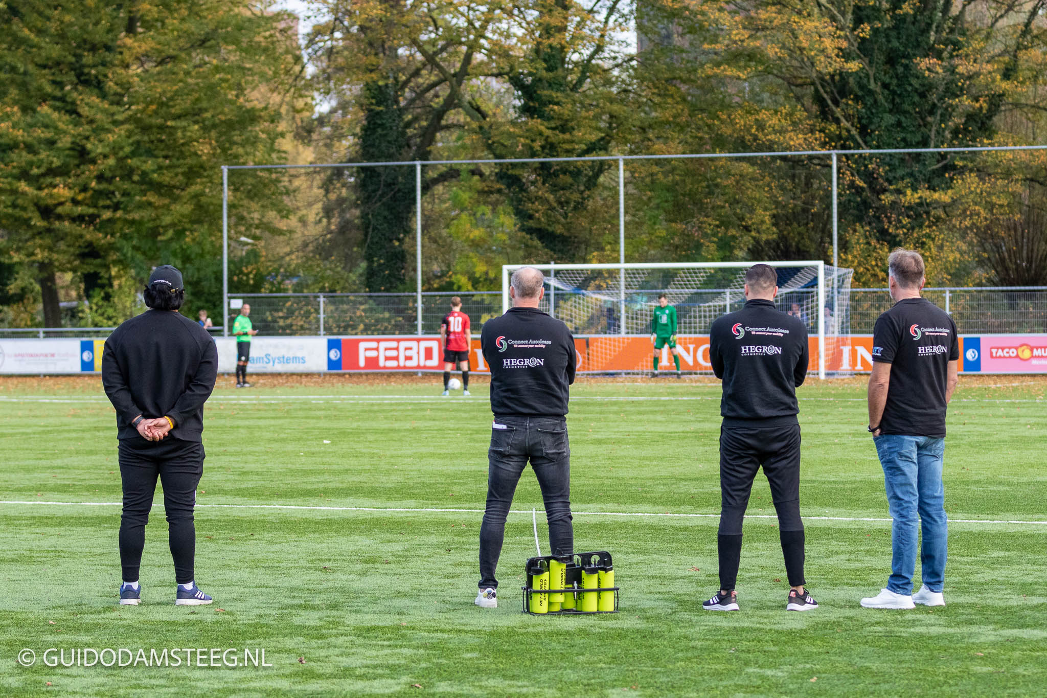 Staf sc Buitenveldert tijdens strafscoppen bij de bekerwedstrijd tussen WV-HEDW en sc Buitenveldert