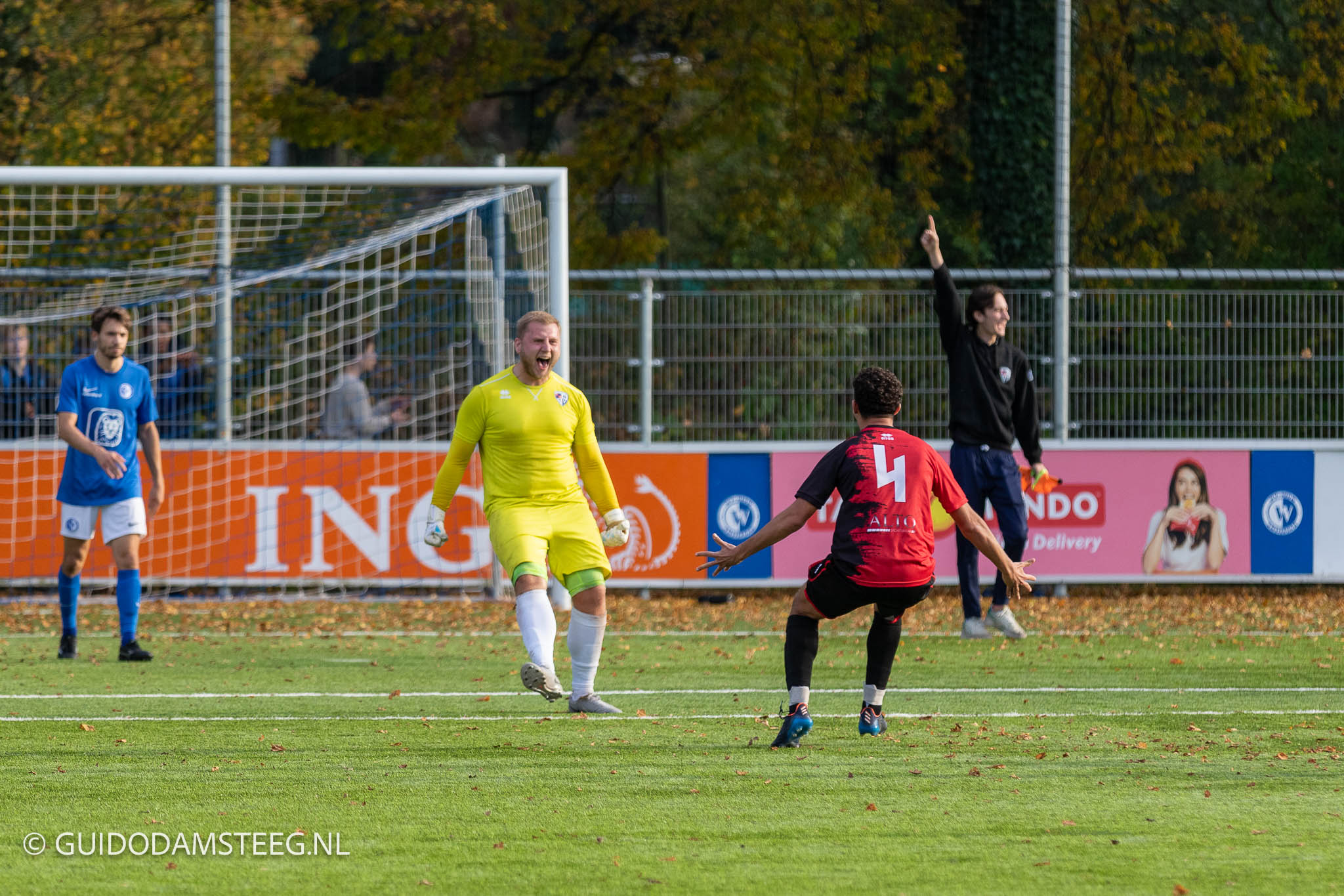 Buitenveldert keeper Ruben Geervliet viert de overwinning  na het nemen van strafschoppen tegen WV-HEDW