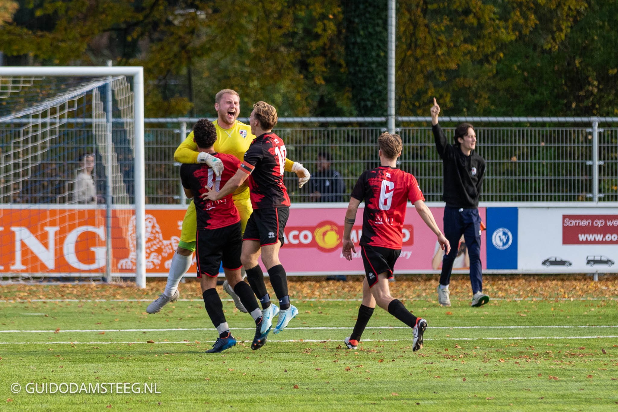 Buitenveldert keeper Ruben Geervliet viert de overwinning  na het nemen van strafschoppen tegen WV-HEDW