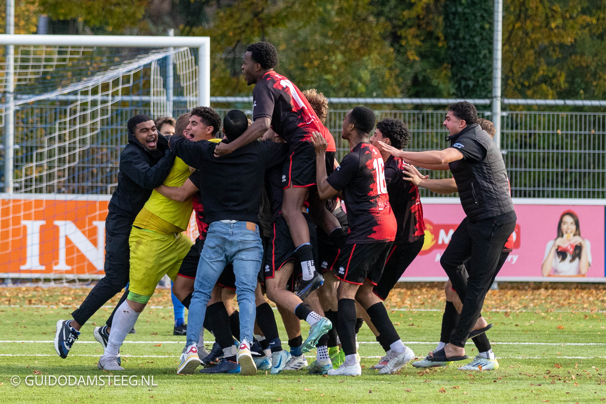 sc Buitenveldert viert de overwinning op WV-HEDW tijdens de bekerwedstrijd op 26 oktober 2024.