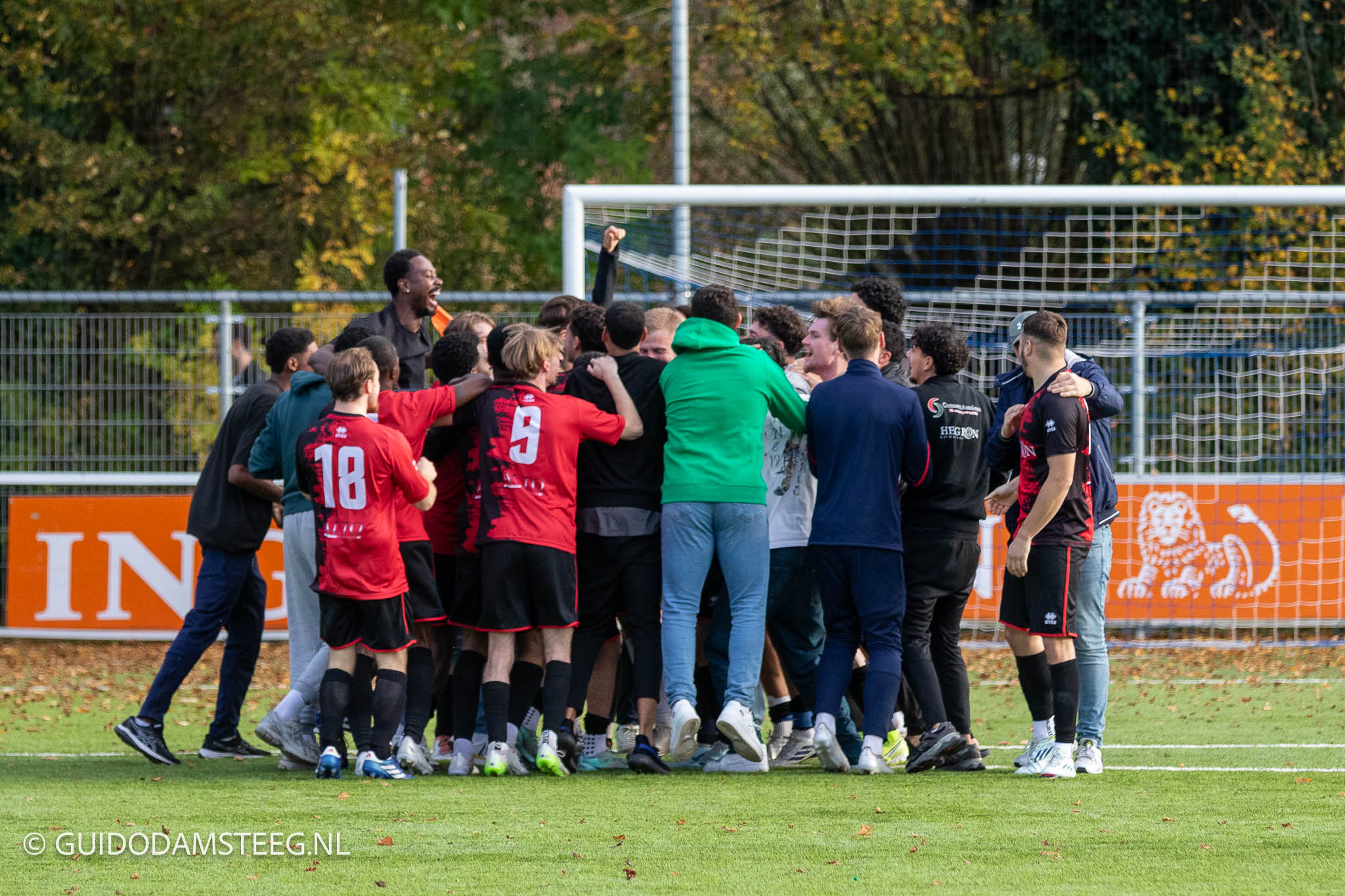 sc Buitenveldert viert de overwinning op WV-HEDW tijdens de bekerwedstrijd op 26 oktober 2024.