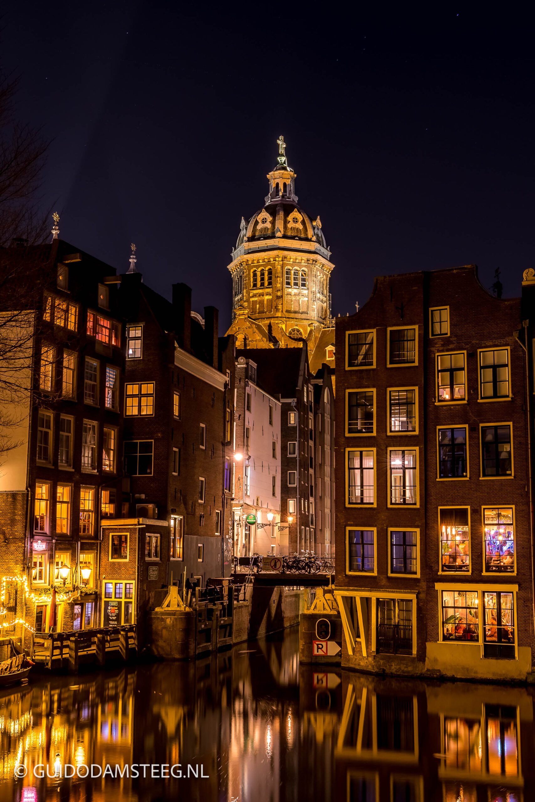 Amsterdam Basiliek van de Heilige Nicolaas en de Oudezijds Voorburgwal