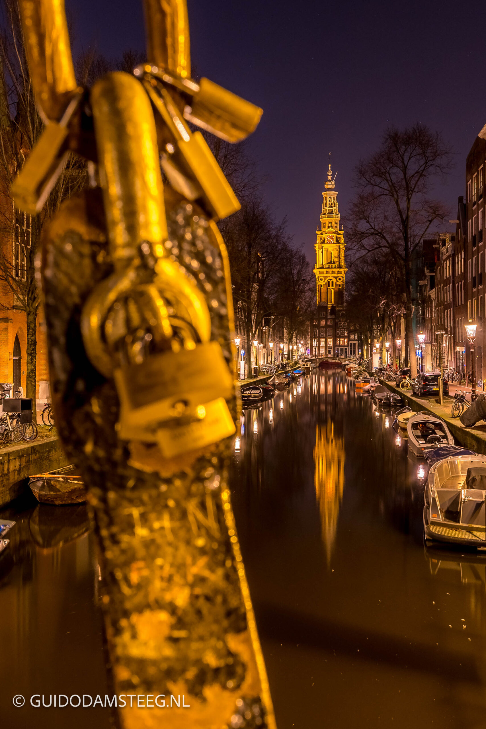 Amsterdam Staalmeestersbrug en Zuiderkerk met reflectie in Groenburgwal