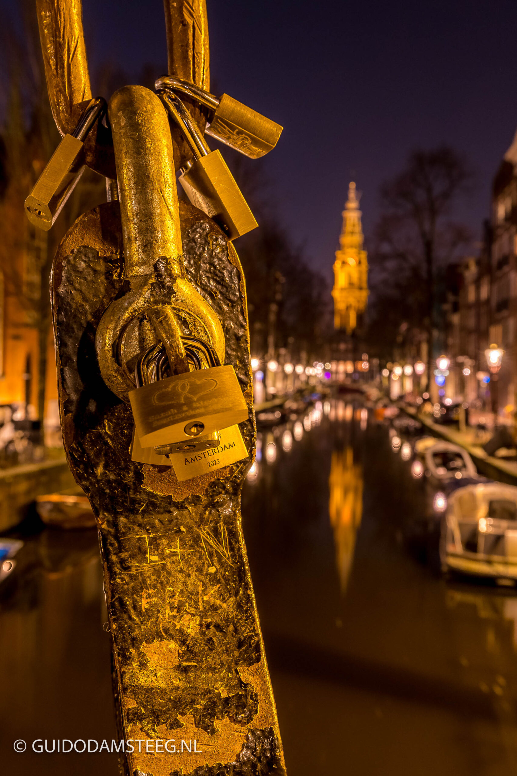 Amsterdam Staalmeestersbrug en Zuiderkerk met reflectie in Groenburgwal